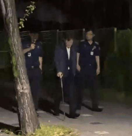 27일 오전 구속영장 청구가 기각된 이재명 더불어민주당 대표가 경기 의왕시 서울구치소를 나오며 교도관들에게 90도로 허리를 굽혀 인사하고 있다. 온라인 커뮤니티 