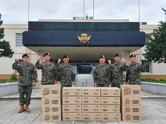 이디야커피는 지난 26일 제75주년 국군의 날 행사에서 태권도 시범을 펼친 특전사 귀성부대 장병들에게 이디야 트리플 바닐라라떼, 율무차 등 3천만원 상당의 후원 물품을 전달했다. 이디야커피 제공