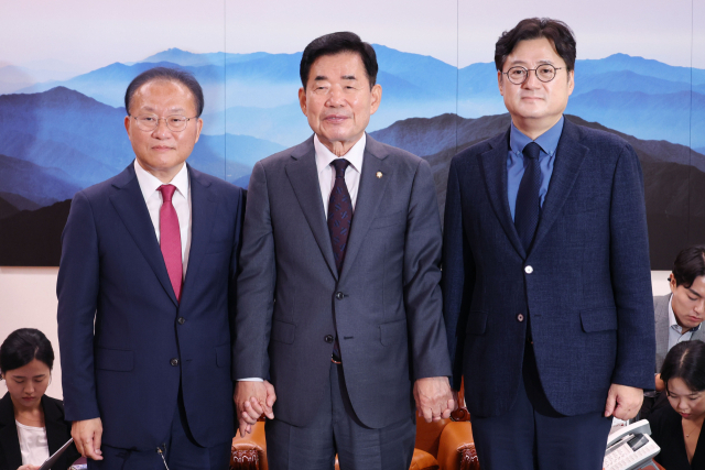 김진표 국회의장(가운데)이 27일 국회에서 열린 의장 주재 양당 원내대표 회동에서 국민의힘 윤재옥 원내대표(왼쪽), 더불어민주당 홍익표 원내대표와 기념촬영을 하고 있다. 연합뉴스