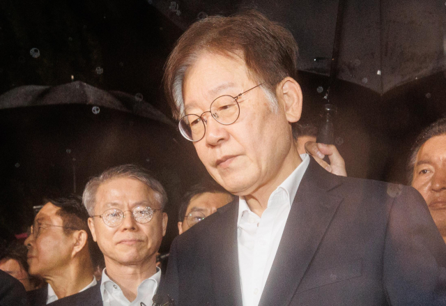 서울중앙지법이 27일 더불어민주당 이재명 대표에 대한 구속 전 피의자 심문 뒤 검찰이 청구한 구속영장을 기각했다. 더불어민주당 이재명 대표가 27일 경기 의왕 서울구치소를 나서며 발언하고 있다. 연합뉴스
