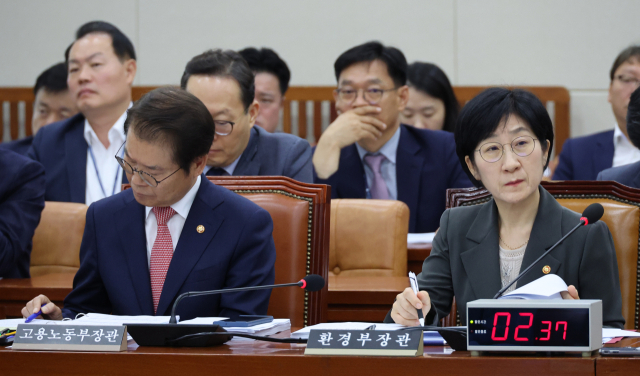 이정식 고용노동부 장관과 한화진 환경부 장관이 26일 국회 환경노동위원회 전체회의에 출석하고 있다. 연합뉴스