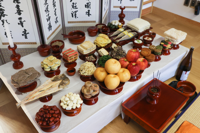 22일 서울 은평구 은평한옥마을 예서헌에서 열린 한국농수산식품유통공사 2023 추석차례상 시연 행사에서 추석 전통 차례상이 소개되고 있다. 연합뉴스