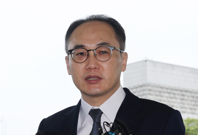더불어민주당 이재명 대표에 대한 구속영장이 기각된 27일 오전 이원석 검찰총장이 서울 서초구 대검찰청으로 출근하며 취재진 질문에 답하고 있다. 연합뉴스