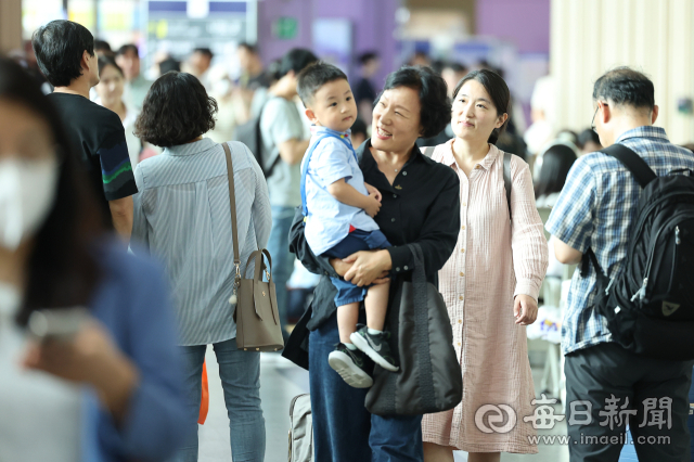 추석 연휴를 하루 앞둔 27일 동대구역에 마중 나온 할머니가 서울에서 귀성한 손주를 반갑게 맞이하고 있다. 안성완 기자 asw0727@imaeil.com