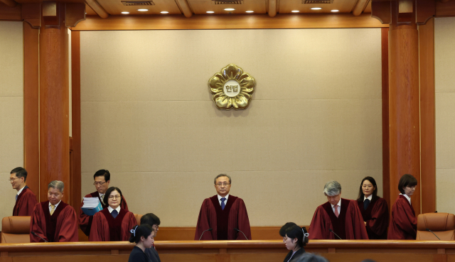 유남석 헌법재판소장과 헌법재판관들이 26일 오후 헌법소원 사건 선고가 열리는 서울 종로구 헌법재판소 대심판정에 들어서고 있다 이날 헌법재판소는 국가보안법 2조·7조 등에 대한 헌법소원·위헌법률심판과 대북전단 살포 금지법 헌법소원 심판 등의 선고를 내린다. 연합뉴스