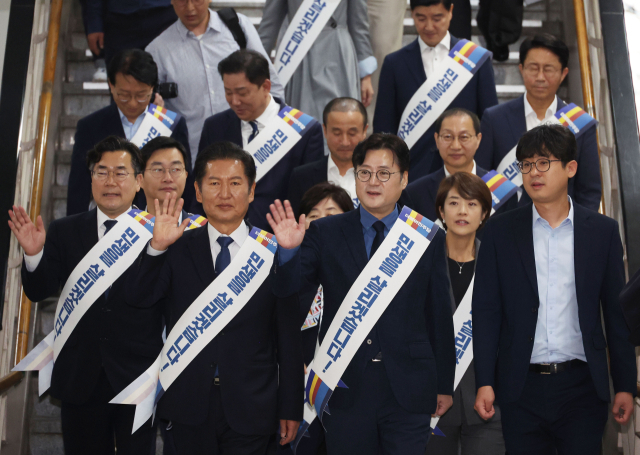 더불어민주당 홍익표 원내대표와 지도부가 27일 용산역 KTX 승강장에서 귀성길 시민들에게 인사를 하고 있다. 연합뉴스