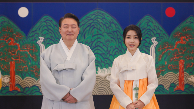 윤석열 대통령과 부인 김건희 여사가 28일 추석 명절을 맞아 영상 메시지를 통해 국민들께 한가위 인사를 하고 있다. 대통령실 제공