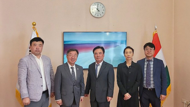 경일대가 주헝가리 한국문화원(KOCIS)과 글로벌 인재 양성 및 영상 콘텐츠 제작을 위한 업무 협약을 헝가리 현지에서 체결했다. 사진 왼쪽에서 두 번째부터 주헝가리 홍규덕 대사, 정현태 총장, 인숙진 문화원장. 경일대 제공