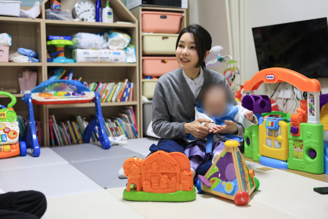 윤석열 대통령 부인 김건희 여사가 추석을 앞둔 27일 서울 송파구의 미혼모자가족 복지시설을 방문해 아이를 안아주며 미혼모와 대화하고 있다. 연합뉴스
