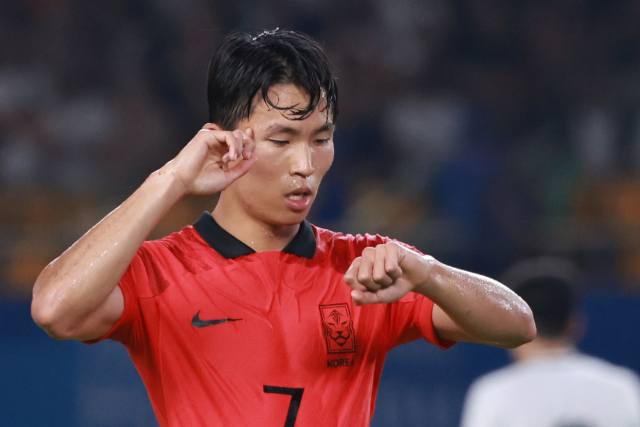27일 중국 저장성 진화 스포츠센터 스타디움에서 열린 2022 항저우 아시안게임 남자축구 16강전 대한민국과 키르기스스탄의 경기. 후반 대한민국 정우영이 팀 세번째 골을 넣은 뒤 세리머니를 하고 있다. 연합뉴스
