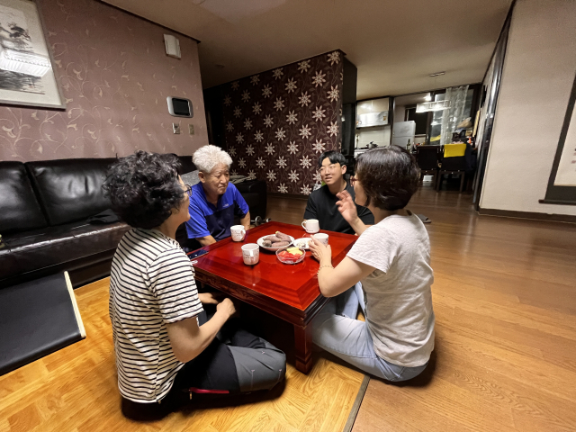 추석 명절을 맞아 한 자리에 모인 의성군 A씨 가족들이 대구경북신공항 관련 화제로 담소를 나누고 있다. 독자 제공