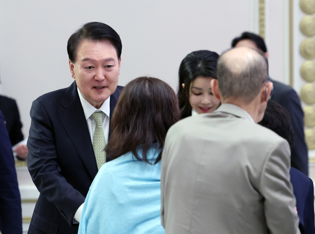 윤석열 대통령과 부인 김건희 여사가 추석인 29일 청와대 영빈관에서 열린 원폭 피해 동포 오찬 간담회에 입장하고 있다. 연합뉴스