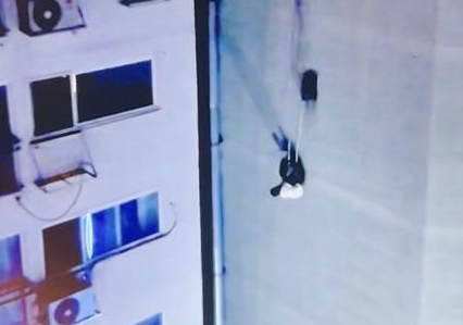 경기 부천의 한 오피스텔 건물 옥상에서 술에 취한 20대 남성이 떨어졌지만 에어컨 줄에 걸려 기적적으로 목숨을 건진 사연이 전해졌다. 연합뉴스