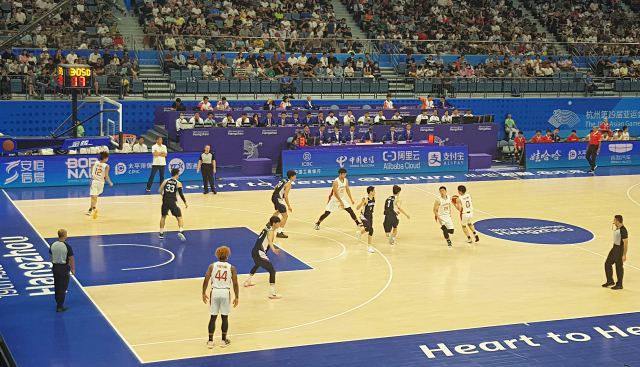 한국 남자농구 대표팀이 30일 중국 항저우 올림픽 스포츠센터 체육관에서 열린 아시안게임 조별리그 D조 3차전에 출격, 일본과 경기를 펼치고 있다. 남색 유니폼을 입은 쪽이 한국. 채정민 기자