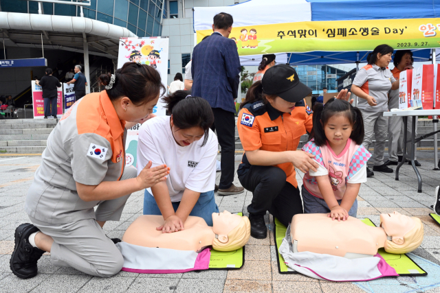 추석 연휴를 맞아 고향을 찾은 귀성객을 대상으로 소방대원들이 심폐소생술 체험 프로그램을 짆행하고 있다. 연합뉴스