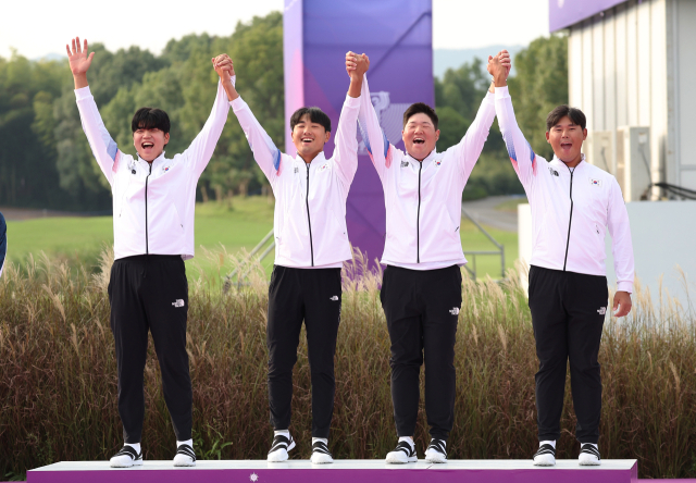 한국 골프 남자 대표팀 장유빈(왼쪽부터), 조우영 임성재, 김시유가 1일 중국 항저우 서호 국제 골프코스에서 열린 2022 항저우 아시안게임 골프 단체전 금메달을 획득하고 시상대에 오르고 있다. 연합뉴스