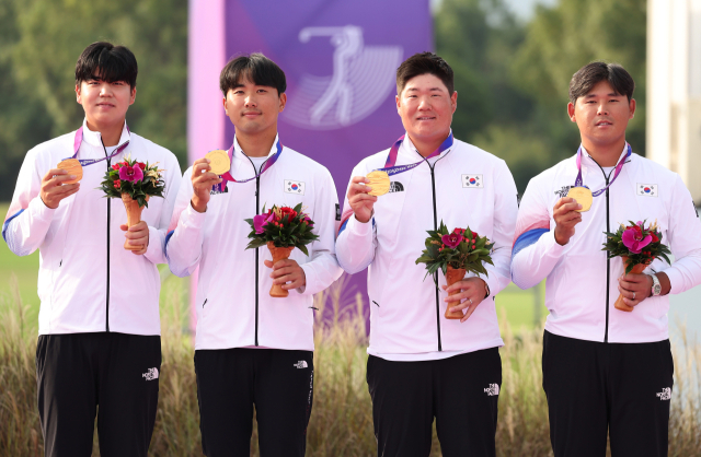 한국 골프 남자 대표팀 장유빈, 조우영 임성재, 김시유가 1일 중국 항저우 서호 국제 골프코스에서 열린 2022 항저우 아시안게임 골프 단체전 금메달을 획득하고 시상대에 올라 금메달을 들어보이고 있다. 연합뉴스