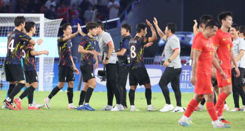 [아시안게임] 한국 축구, 8강서 중국 격침…5만 관중의 일방적 응원, 실력으로 극복