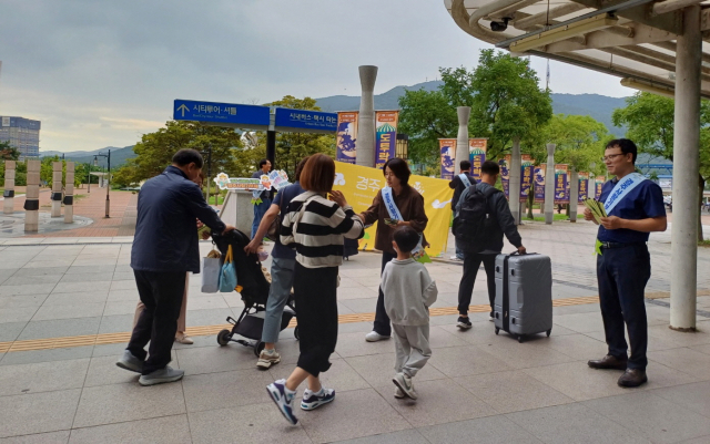 경주시 직원들이 신경주역 광장에서 귀성객 등에게 고향사랑기부제 홍보 리플렛을나눠주고 있다. 경주시 제공