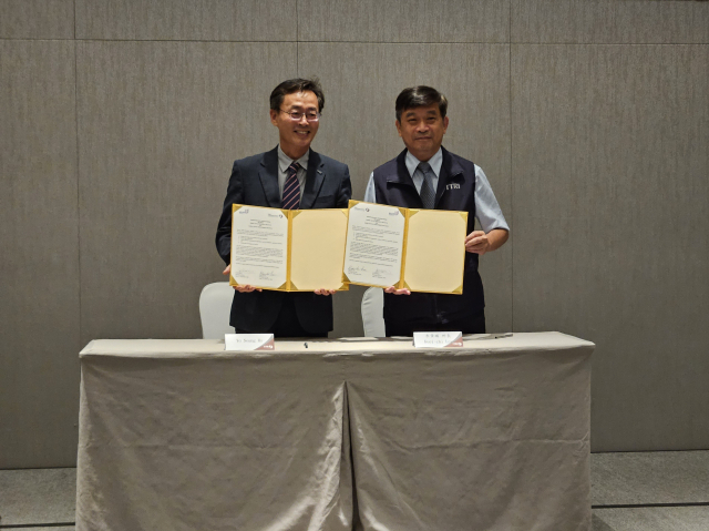 한국섬유개발연구원(ktdi)이 대만 섬유기술연구소(TTRI)와 지난달 27일 대만 힐튼 타이페이 신반 호텔에서 양해각서(MOU)를 체결했다. 한국섬개연 제공