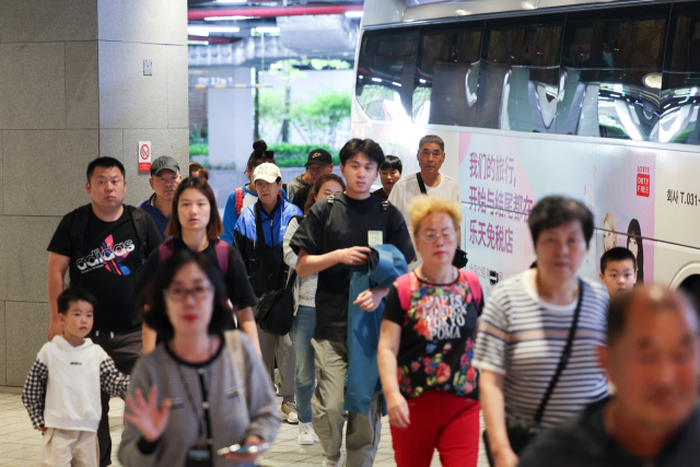 서울 송파구 롯데면세점 월드타워점에서 중국인 단체관광객들이 쇼핑을 위해 이동하고 있다. 연합뉴스