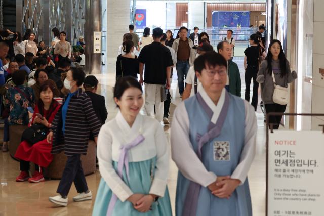 2일 오후 서울 송파구 롯데면세점 월드타워점에서 중국인 단체관광객들이 쇼핑을 즐기고 있다. 연합뉴스