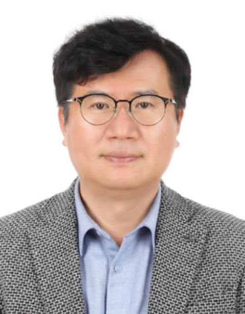 김봉환 대가대 교수가 경북경산산학융합원 제2대 원장에 연임됐다.