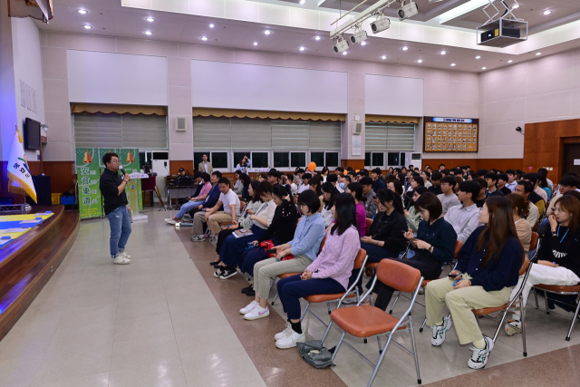 봉화군이 지난달 26일 군청 대회의실에서 직원들을 대상으로 도전! 청렴 골든벨 행사를 열었다. 봉화군 제공