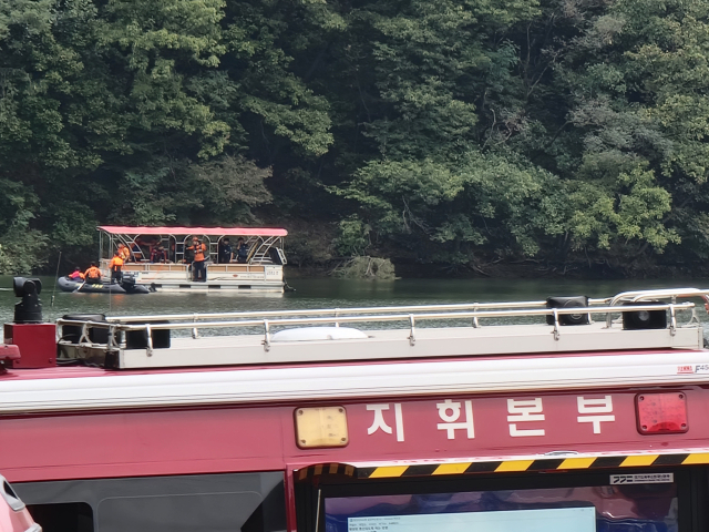 3일 오전 경기 포천시 고모리저수지에 민간 헬기 1대가 추락해 소방 당국이 수색 작업을 하고 있다. 연합뉴스