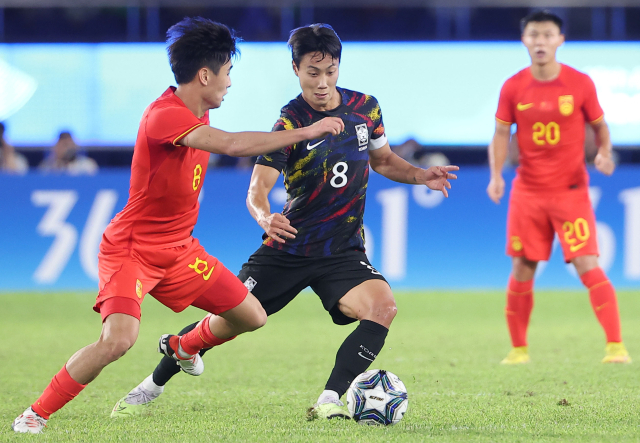 1일 중국 항저우 황룽 스포츠센터 스타디움에서 열린 2022 항저우 아시안게임 남자 축구 8강전 한국과 중국의 경기. 백승호가 수비를 하고 있다. 연합뉴스