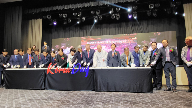 (사)세계문화협회(회장 박다이아나)가 주최한 2023 Korea Day 세계문화축제 행사가 3일 서울 그랜드하얏트호텔에서 열린 가운데 참석자들이 떡 커팅식을 진행하고 있다. 강영훈 기자 green@imaeil.com
