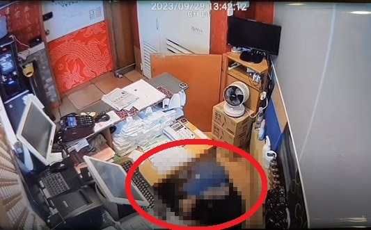 지난달 29일 오후 서울 서대문구 소재 음식점에서 한 중국인 주방보조 남성이 가게 금고를 드라이버 등을 이용해 열려고 하는 모습. 채널A
