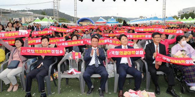 안동에 국립의과대학 유치 설립으르 염원하는 시민들의 목소리가 높아지고 있다. 안동시와 안동시주민자치협의회는 4일 시민 2천여명이 참석한 가운데 
