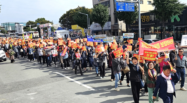 국립의과대 유치 설립을 기원하는 안동시민들의 관심과 열기가 뜨거워 지고 있다. 4일 안동시와 안동시주민자치협의회가 주관한 범 시민 궐기대회에는 2천여명의 시민들이 함께 해 의과대 유치를 염원했다. 엄재진 기자