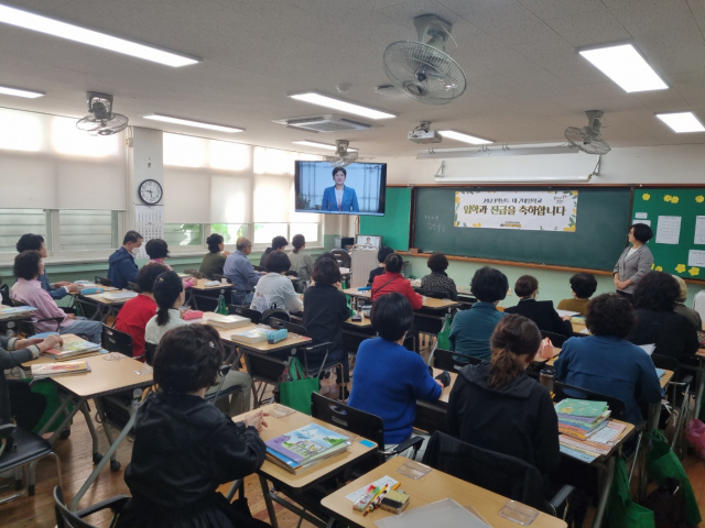 4일 오전 9시 대구내일학교 각 교실(대구제일중 동관 1~2층)에서 대구내일학교 늦깎이 학생들의 초등·중학 입학(진급)식이 열렸다. 대구시교육청 제공