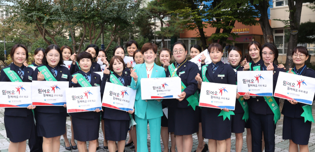 4일 오전 8시 대구 동일초 앞에서 대구시교육청과 대구녹색어머니연합회 회원들이 다:행복한 대구교육 캠페인을 진행했다. 대구시교육청 제공