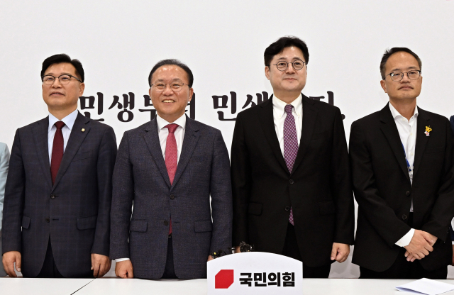 더불어민주당 홍익표 원내대표가 4일 국회에서 국민의힘 윤재옥 원내대표를 예방, 기념촬영을 하고 있다. 왼쪽부터 국민의힘 이양수 원내수석부대표·윤재옥 원내대표, 더불어민주당 홍익표 원내대표·박주민 원내수석부대표. 연합뉴스