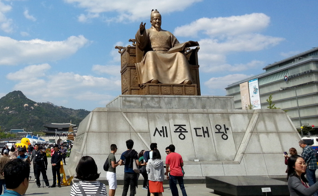 한글 창제의 주역인 세종대왕 동상