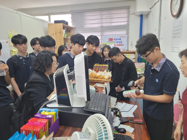 학교협동조합 설립예정학교인 도남고등학교 학생들이 경명여고를 방문해 경명여고 학생조합원들과 함께 학교협동조합 설립과 운영과정을 체험하며 노하우를 배우고 있다. 대구시교육청 제공