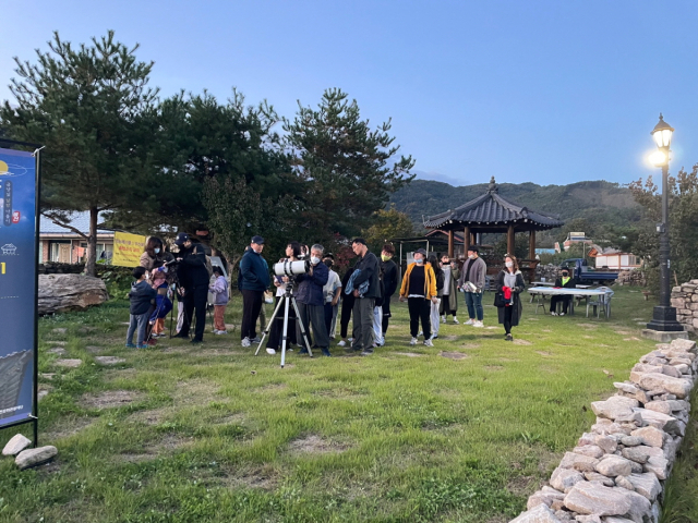지난해 열린 금당야행에서 관람객들이 별보기체험을 하고 있다. 예천군 제공