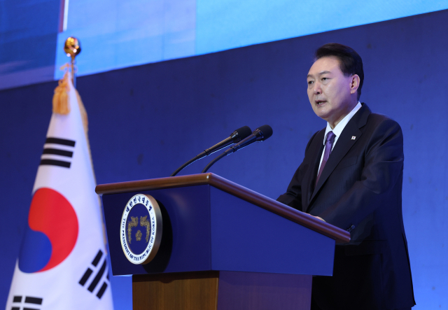 윤석열 대통령이 5일 서울 송파구 잠실 롯데호텔 월드에서 열린 2023 세계한인회장대회 및 제17회 세계한인의 날 기념식에서 축사하고 있다. 연합뉴스