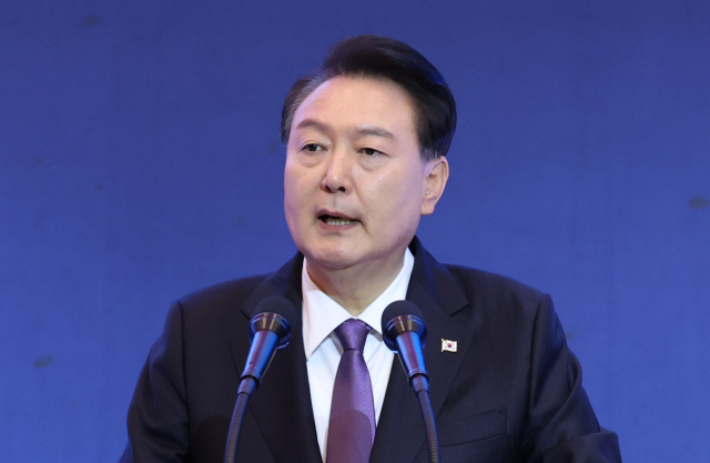 윤석열 대통령이 5일 서울 송파구 잠실 롯데호텔 월드에서 열린 2023 세계한인회장대회 및 제17회 세계한인의 날 기념식에서 축사하고 있다. 연합뉴스