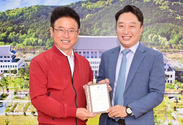 최우영 전 경북도 경제특별보좌관은 5일 이철우 경북도지사로부터 감사패를 받았다. 최 전 특보 측 제공