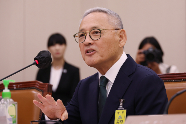 유인촌 문화체육관광부 장관 후보자가 5일 국회에서 열린 인사청문회에서 의원 질의에 답변하고 있다. 연합뉴스