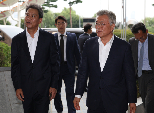 문재인 전 대통령이 19일 오후 서울 영등포구 63빌딩에서 열린 9·19 평양공동선언 5주년 기념식 참석을 위해 걸어가고 있다. 연합뉴스