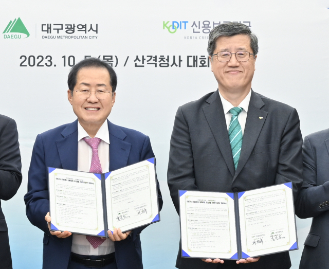 홍준표 대구시장(왼쪽)과 최원목 신용보증기금 이사장이 5일 오후 시청 산격청사에서 