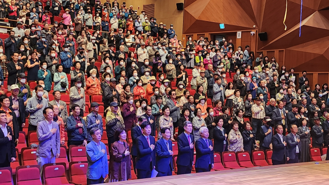 5일 경북도교육청문화원에서 포항향토청년회가 지역 어르신 2천여 명을 초대해 노인의 날 행사를 열고 있다. 포항향토청년회 제공.
