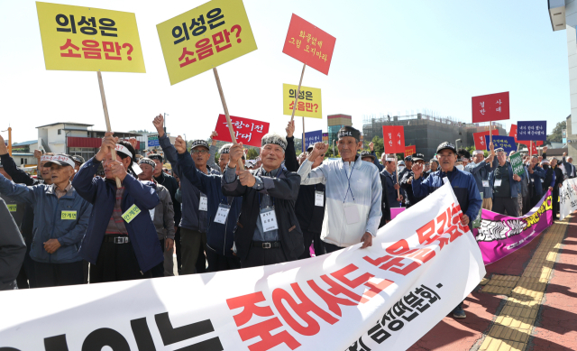 대한노인회 의성군지회 회원 등 어르신 600여 명은 5일 의성군청에서 집회를 갖고 