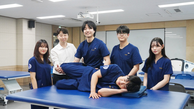 영남이공대 물리치료과 학생들이 실습을 하고 있는 모습. 영남이공대 제공