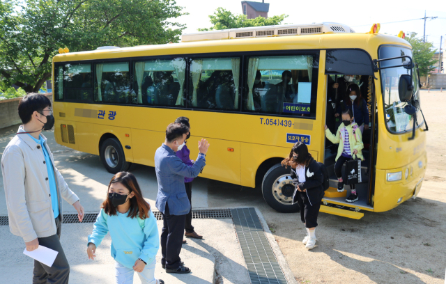 김천 개령서부초등학교에서 어린이통학버스로 개조한 전세버스 차량을 학생들이 이용하는 모습. 매일신문DB